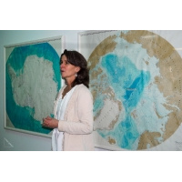 03 - Frau Dr. Sabine Hanisch vor Antarktis und Arktis